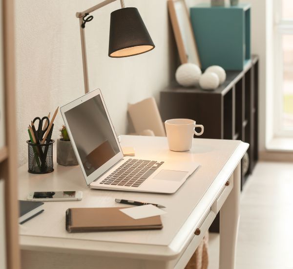 Työpöytävalaisin kotitoimistossa