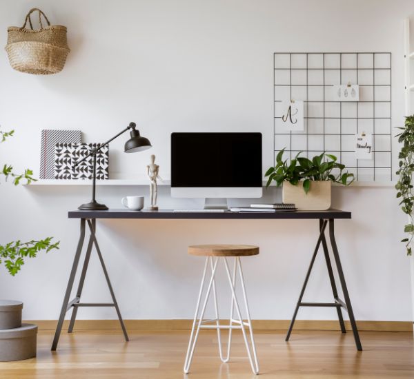 Työpöytä kotitoimistossa