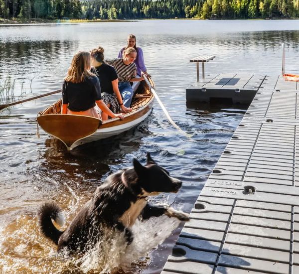 Laituri Jita Toriseva – veneilijät ja koira laiturilla