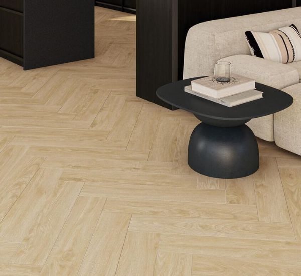 Laminaatti Tarkett Woodstock Herringbone Verona Oak Sand olohuoneessa