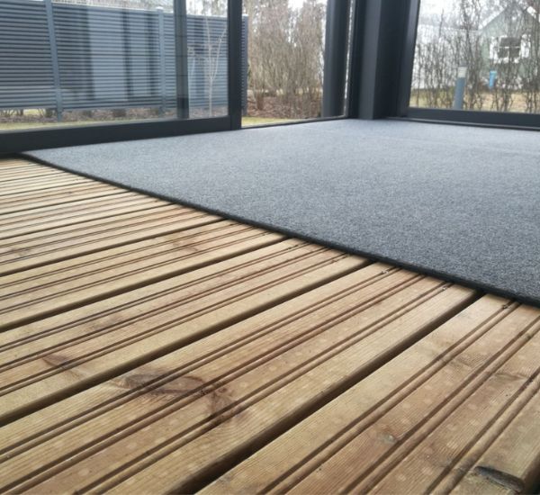 Dry Step termomatto lasitetulla terassilla