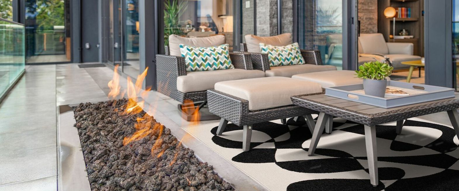 Graafinen terassimatto modernissa ulkotilassa