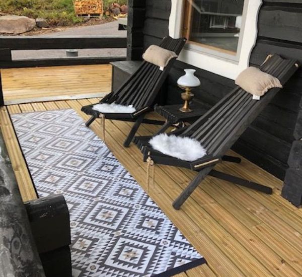 Sik Sak vinyylimatto mökin kuistilla