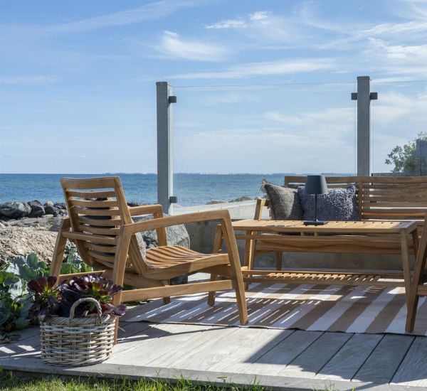 Puiset puutarhakalusteet merinäköalalla