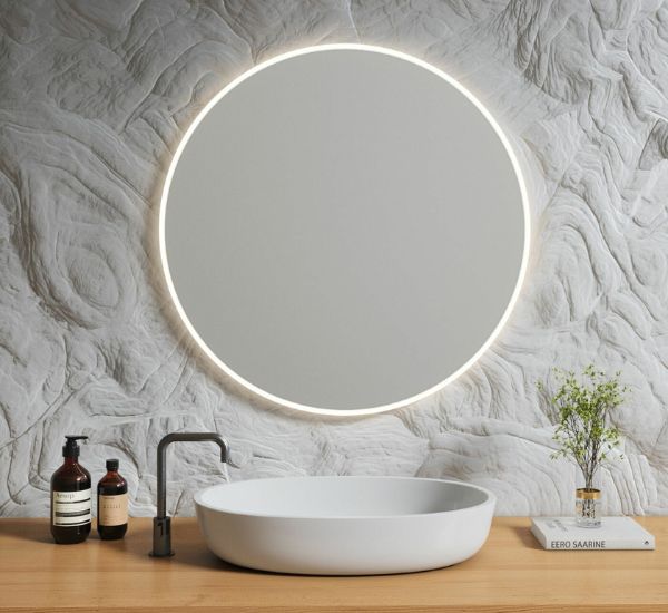 Suomen Lasitehdas Full Lux pyöreä valopeili kylpyhuoneessa